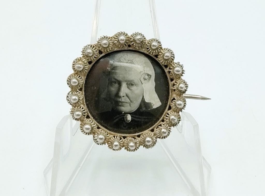 Zilveren broche met Friese dame in klederdracht, Sieraden, Tassen en Uiterlijk, 4 tot 7 cm, Gebruikt, Info@zilverwebsite.nl, Verzenden