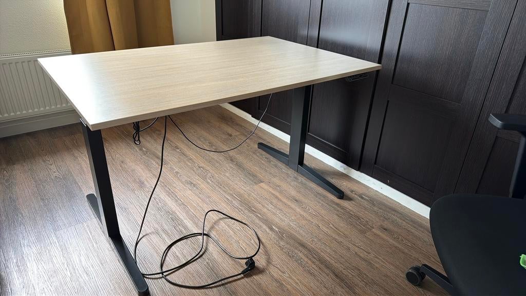 Ahrend Monotop sta zit bureau | whitewash eiken | zwart, Ophalen, Zit-sta bureau, Zo goed als nieuw, In hoogte verstelbaar