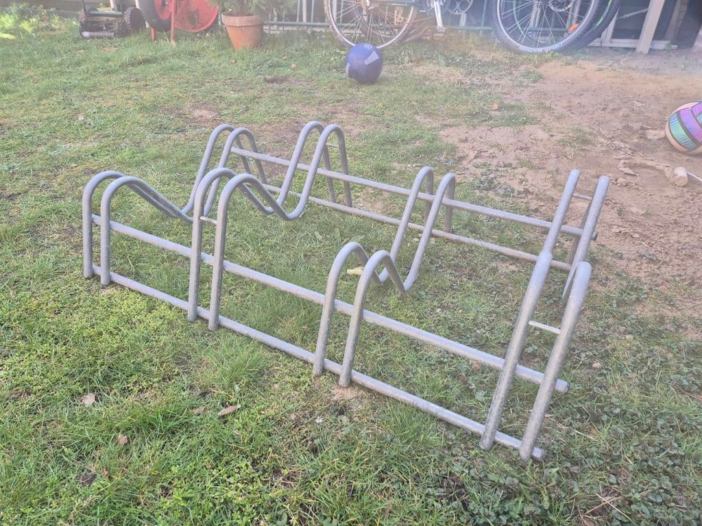 Fietsenrek 4 fietsen hoog laag, Fietsen en Brommers, Fietsaccessoires | Fietsenrekken, Ophalen