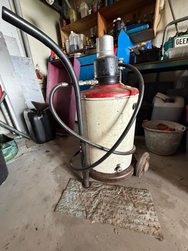 Oude luchtgedreven vet-pomp, Ophalen