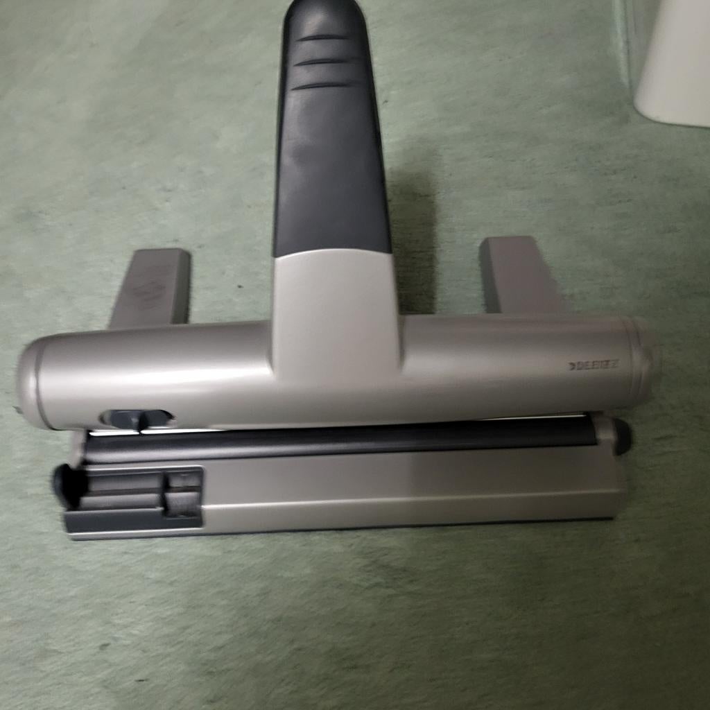 24 gaatjes perforator, Diversen, Ophalen of Verzenden, Zo goed als nieuw