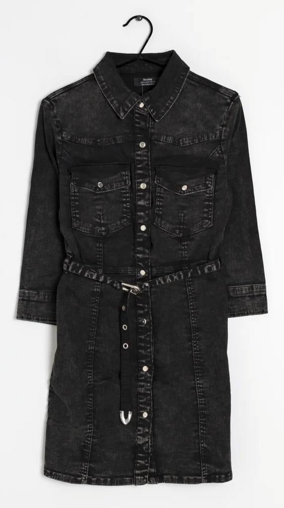 Zwarte denim jurk met riem van Bershka maat xs, On-line, Zwart, Zo goed als nieuw, On-line