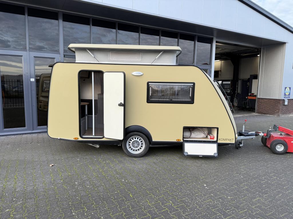 Kip Kompakt Travel 37 KK Langslaper 200cm + Zit Luifel 2017, Standaardzit, Lengtebed, Kip, Bedrijf