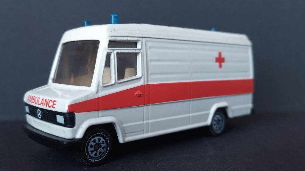Mercedes Benz 809 D ambulance 1:55 Siku 2011 Pol, Schlittenbacherstrasse 60 Lüdenscheid Germany, Auto, Zo goed als nieuw, Siku@siku.de