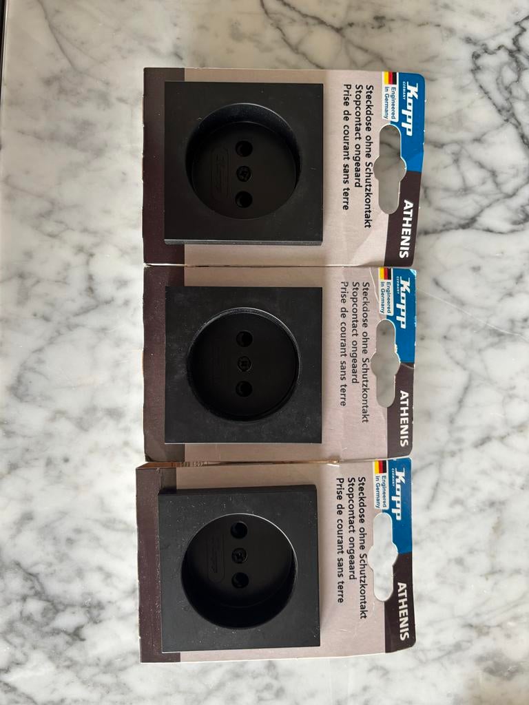 3x Kopp Athenis ongeaarde stopcontacten zwart, Doe-het-zelf en Verbouw, Elektra en Kabels, Ophalen of Verzenden, Nieuw, Stopcontact