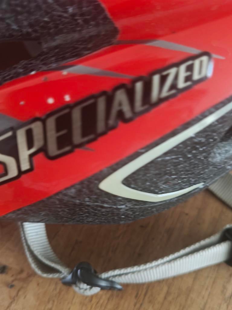 Dames fietshelm rood/zwart met zonneklep, zo goed als nieuw, Ophalen of Verzenden