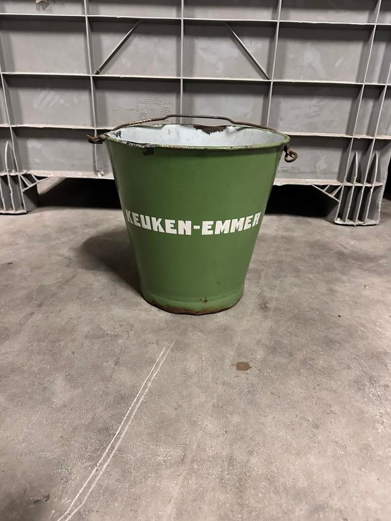 Groene emaille emmer, Ophalen