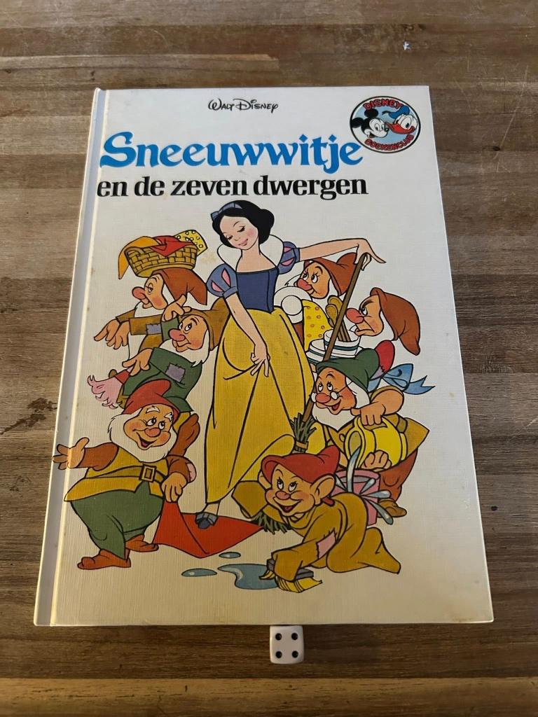 Sneeuwwitje en de zeven dwergen Disney Boekenclub 1978, Boeken, Gelezen, Ophalen of Verzenden, Sprookjes, Disney