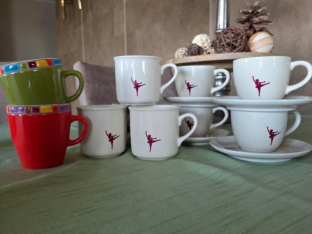 Mokken en kop en schotels met ballerina opdruk, Ophalen, Gebruikt, Keramiek, Overige stijlen