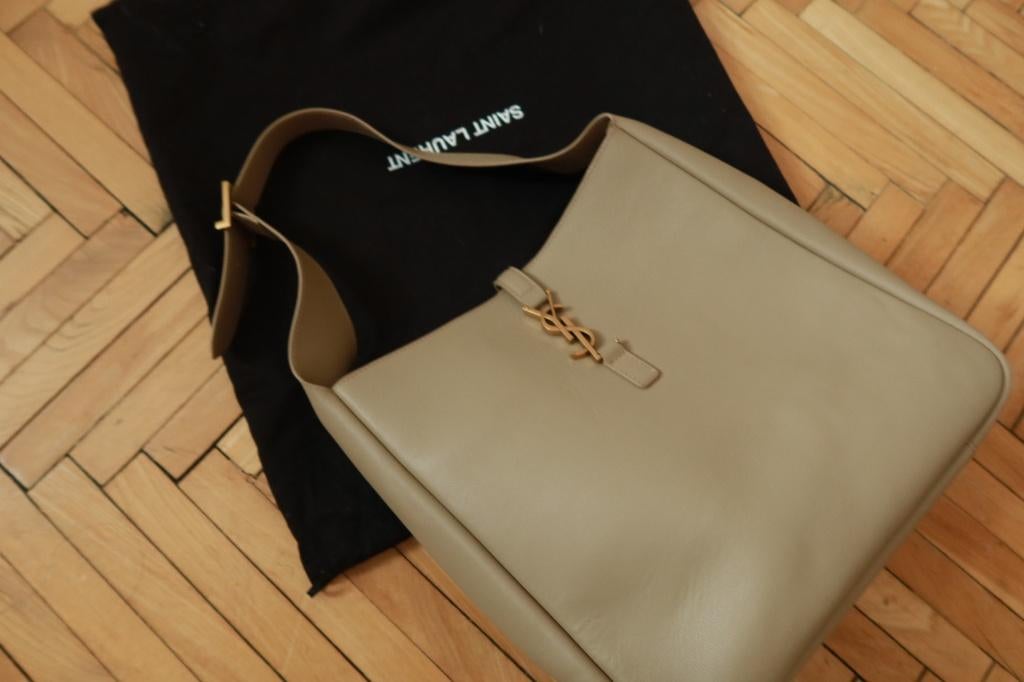 tas  ysl hobo le5a7, Ophalen of Verzenden, Zo goed als nieuw, Beige, Schoudertasje