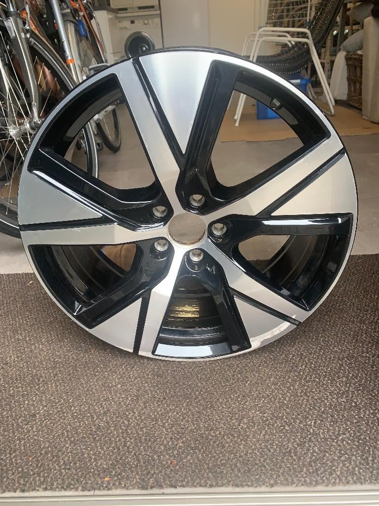 Band + velg tbv Volvo XC40 T5 2022 19" 5 gats 235x50 4 seiz, 19 inch, Gebruikt, Ophalen of Verzenden, 235 mm