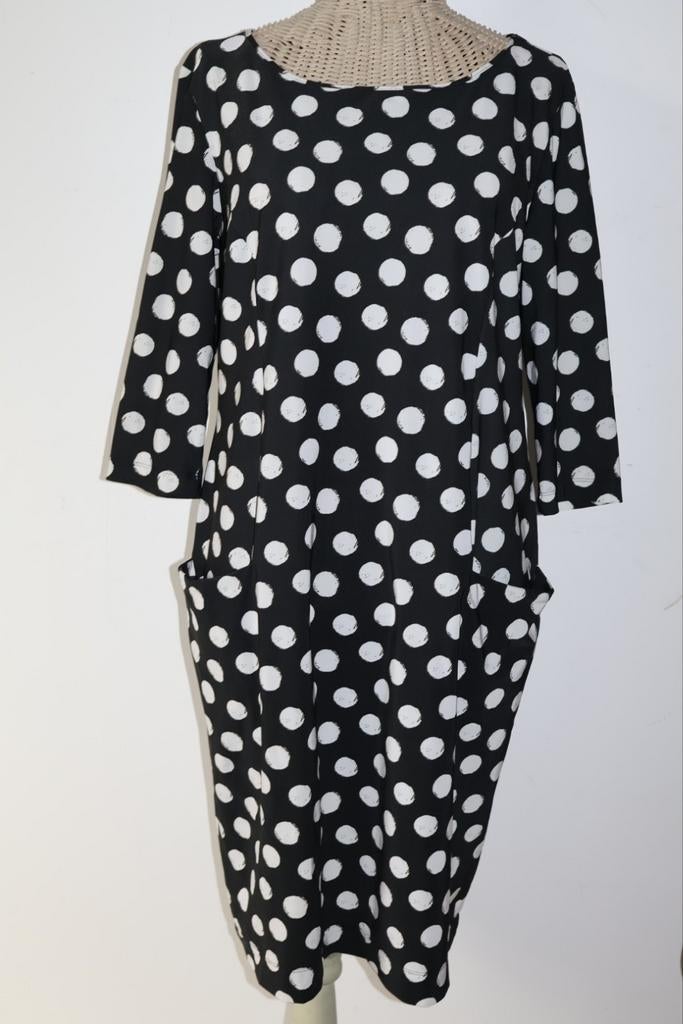 MOQ Travelstof Jurk Zwart-Wit Polkadot Maat 42/XL, Moq, Zo goed als nieuw, Knielengte, Moq