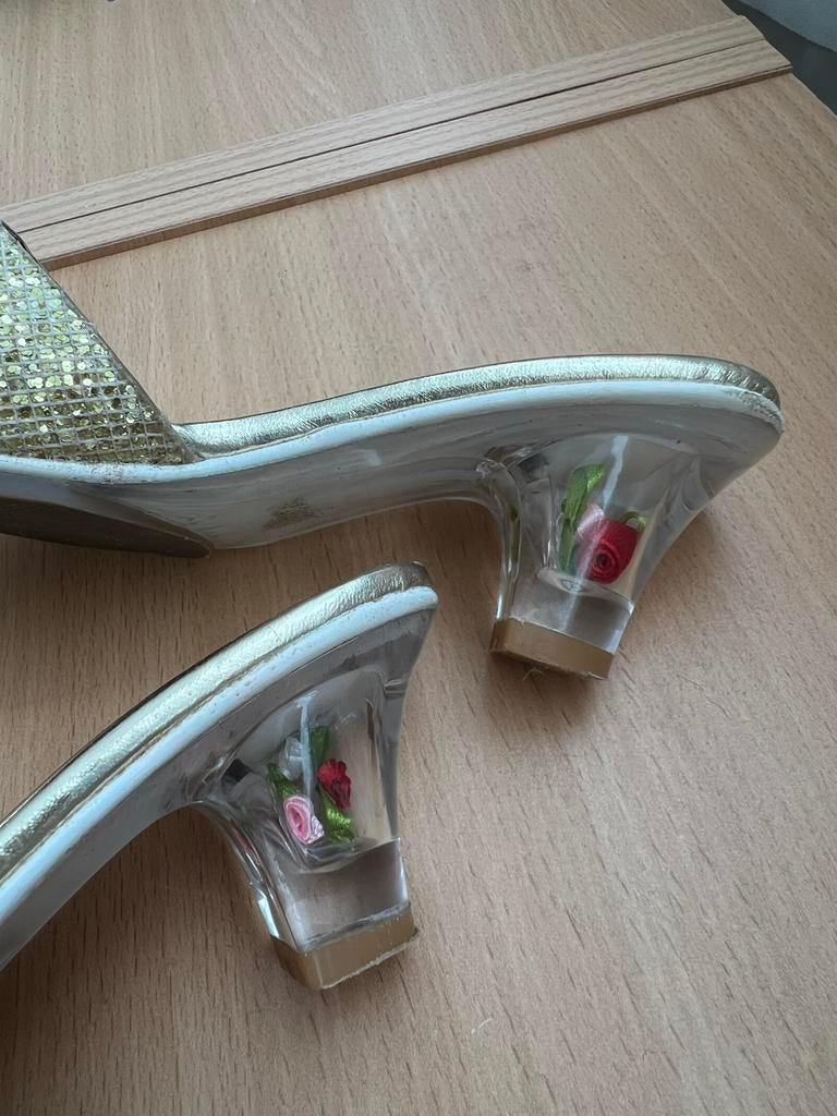 Gouden meisjes teenslippers met bloemen en hakje - Maat 27, Gebruikt, Meisje, Schoenen, Ophalen of Verzenden