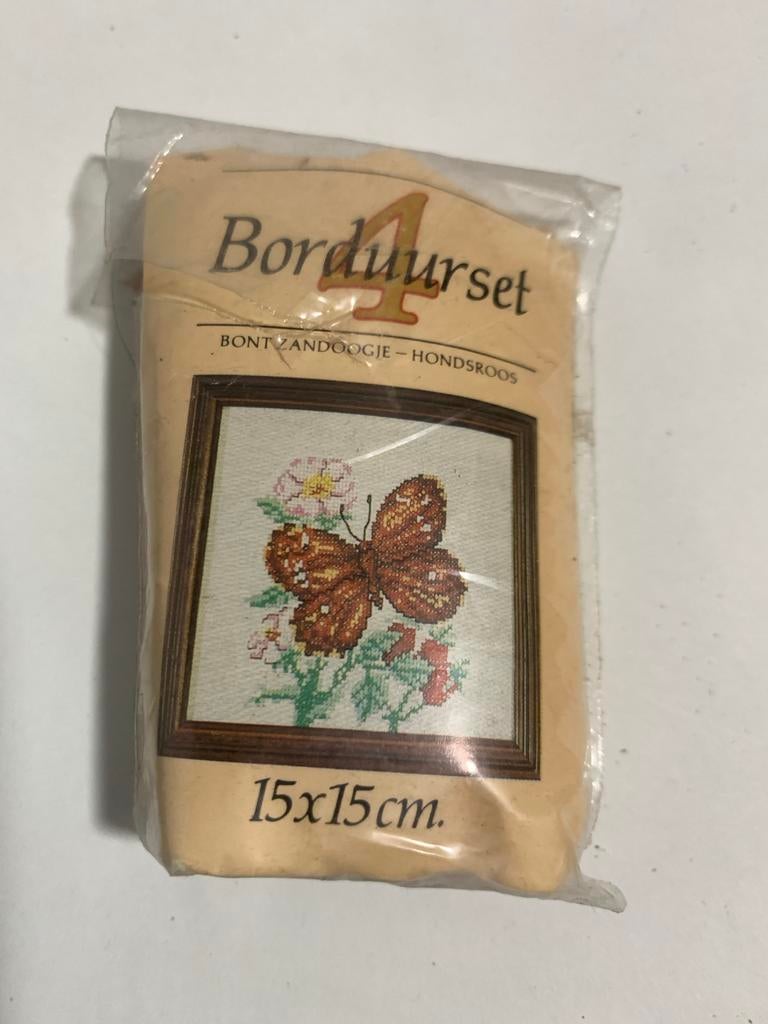 Vintage Borduursetje Vlinder 15x15cm met extra DMC garen, Hobby en Vrije tijd, Borduren en Borduurmachines, Ophalen of Verzenden