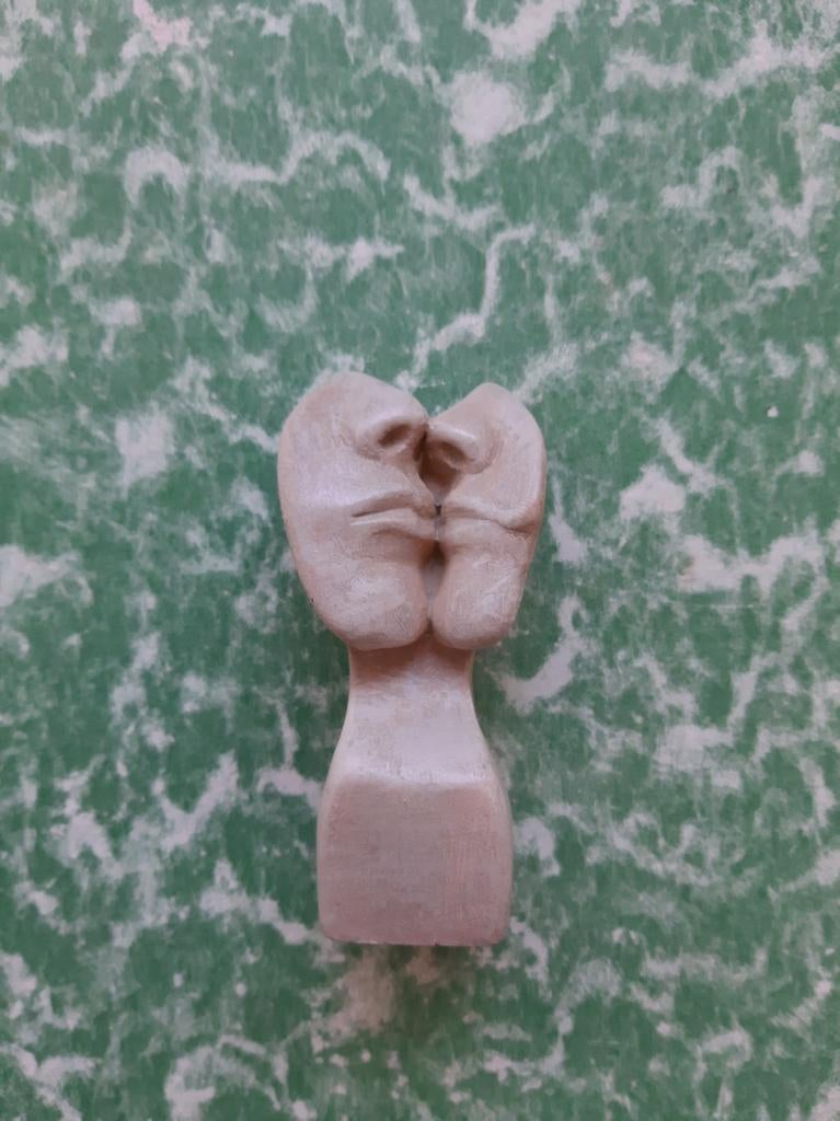 Stenen kunstobject De Kus, van beeldhouwer Hans Kuyer, Antiek en Kunst, Overige onderwerpen, Minder dan 20 cm, Ophalen of Verzenden