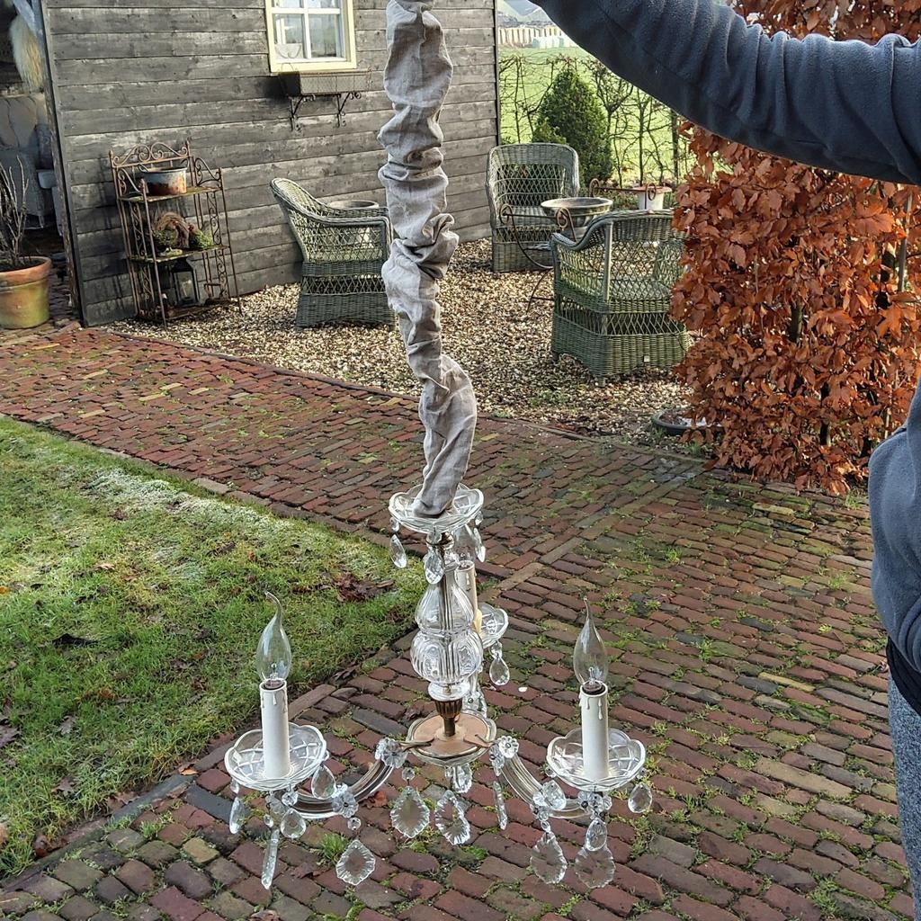 Kleine kroonluchter met glazen pegels, Ophalen