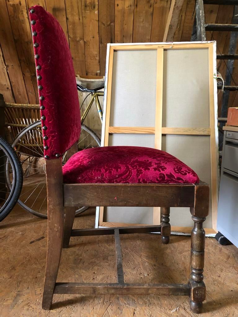 Antieke stoel met roodfluwelen zitting, Ophalen