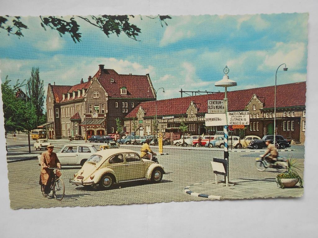 Deventer het station in 1960 met VW kever en ANWB Bord, Verzamelen, Ophalen of Verzenden, 1940 tot 1960, Gelopen, Overijssel