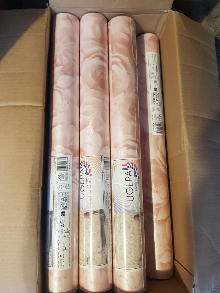 12 Rollen behang met zacht roze bloemen., Ophalen, 10 tot 25 m², Roze