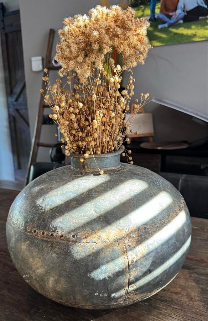 Brokante vaas met kunstbloemen - Unieke decoratie, Ophalen of Verzenden