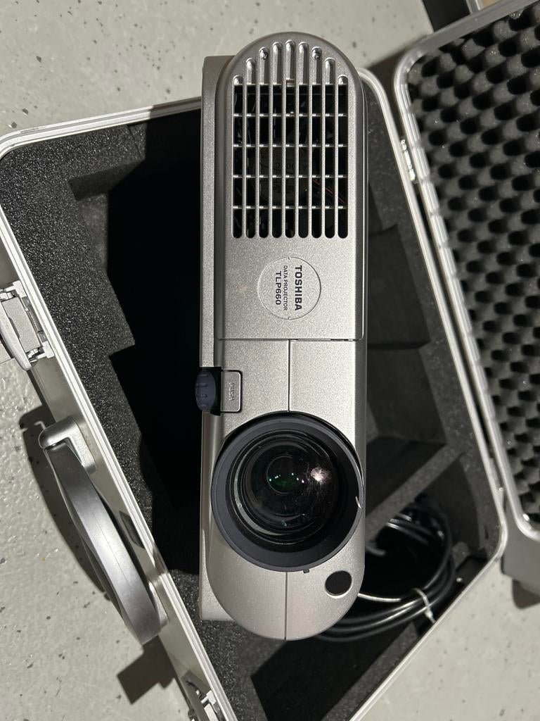 Toshiba TLP560 Beamer/ Data Projector met Koffer, Ophalen of Verzenden, Gebruikt, Overige technologieën, Overige resoluties