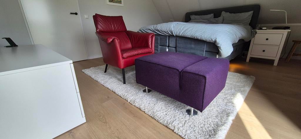 Leren stoel met paarse hocker, Modern klassiek, Leer, Ophalen of Verzenden, Zo goed als nieuw