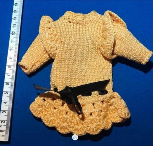 Gehaakte Barbie jurk - Geel met zwarte strik, Ophalen, Zo goed als nieuw