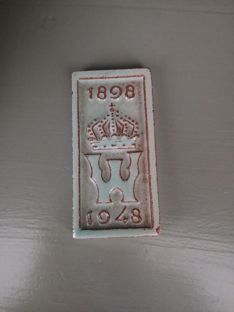 Cloisonné tegel Koningin Wilhelmina 1898-1948 NV Westraven, Antiek en Kunst, Antiek | Wandborden en Tegels, Ophalen of Verzenden