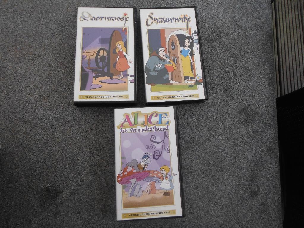 diverse videobanden voor kinderen, o.a. Doornroosje, Alice, Verzenden, Alle leeftijden, Overige typen, Zo goed als nieuw