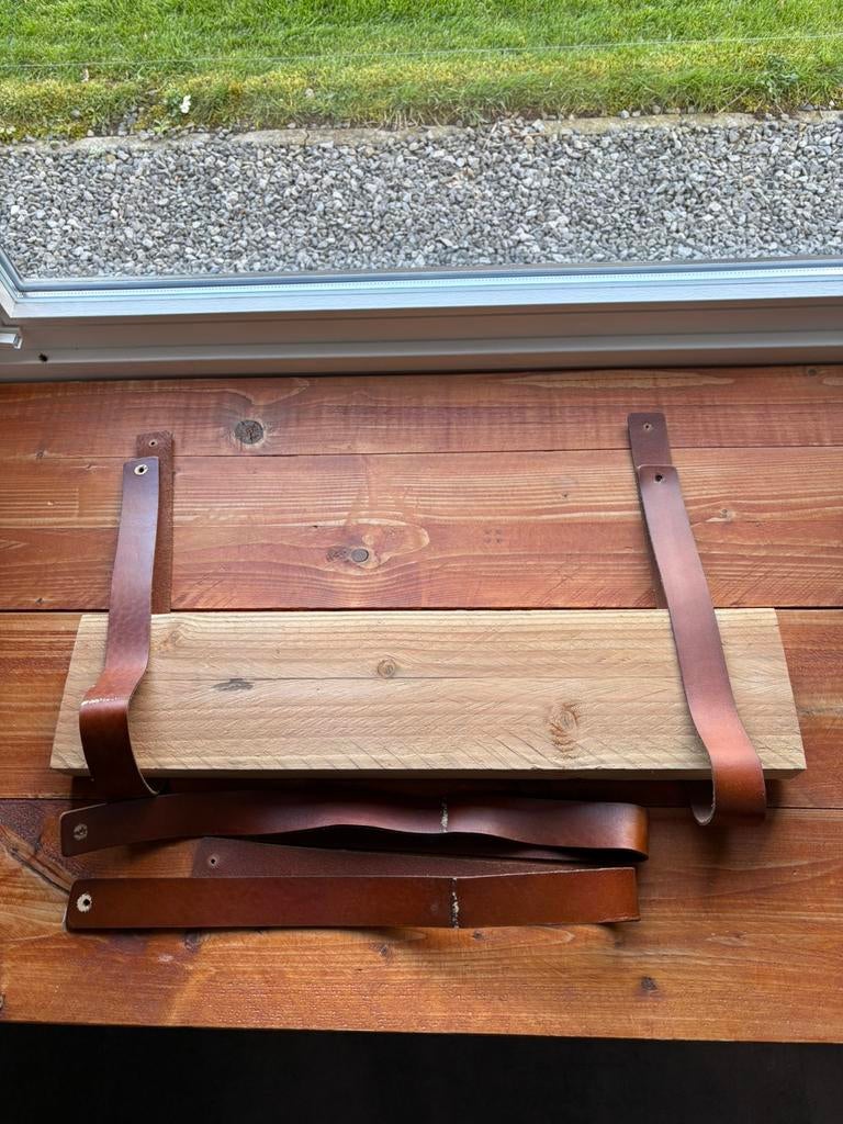 2 robuuste planken met leertjes om op te hangen, Doe-het-zelf en Verbouw, Hout en Planken, Ophalen, Gebruikt, Plank, 50 mm of meer