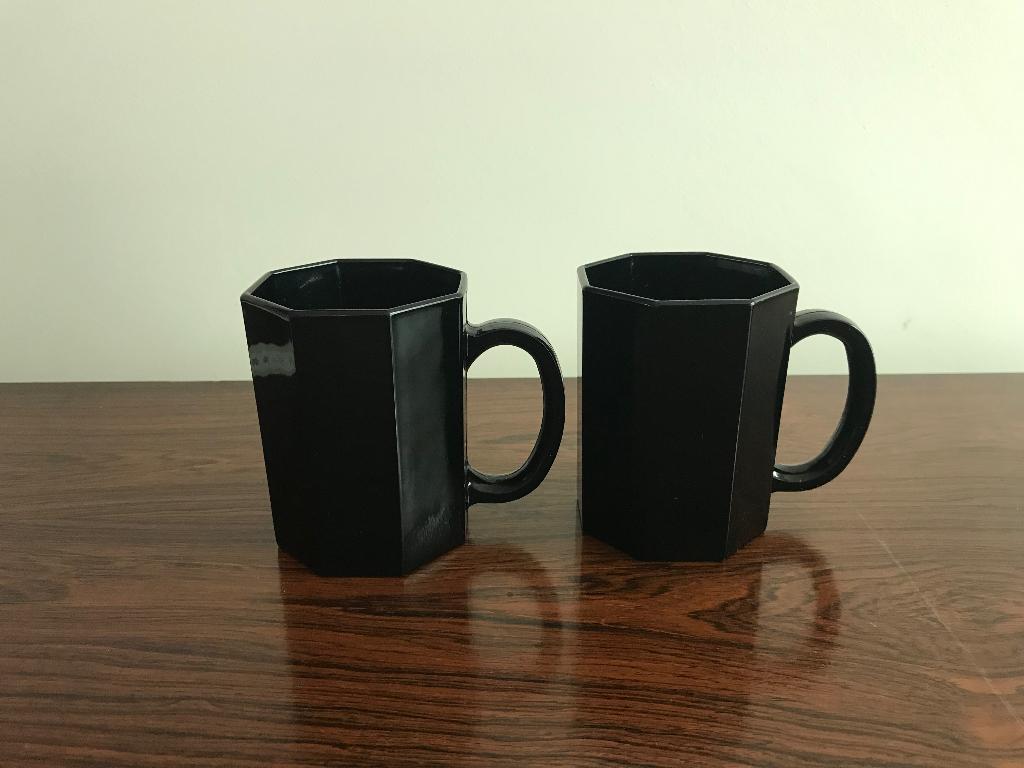 Set van 2 grote ( 10 cm h ) Arcoroc zwarte mokken, Ophalen of Verzenden, Huis en Inrichting