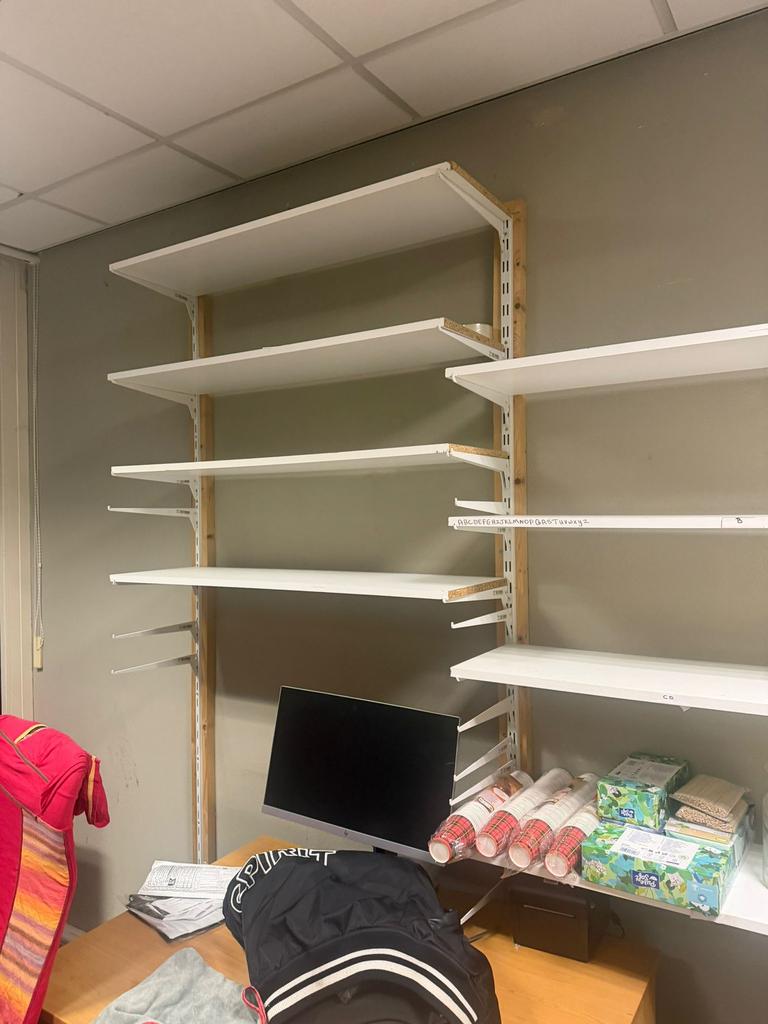 Witte planken voor de muur te hangen, Ophalen, Zo goed als nieuw