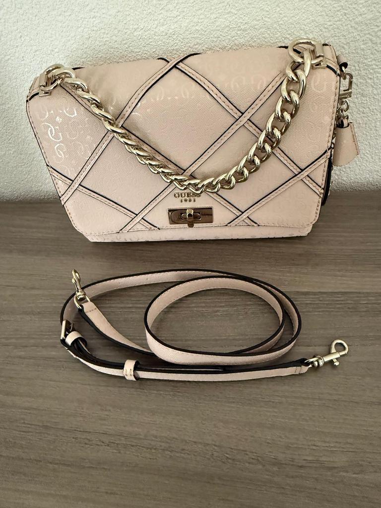 Nieuwe guess tas. Nooit gedragen. Afmetingen 26x18x9 cm., Ophalen of Verzenden, Nieuw, Roze, Schoudertasje