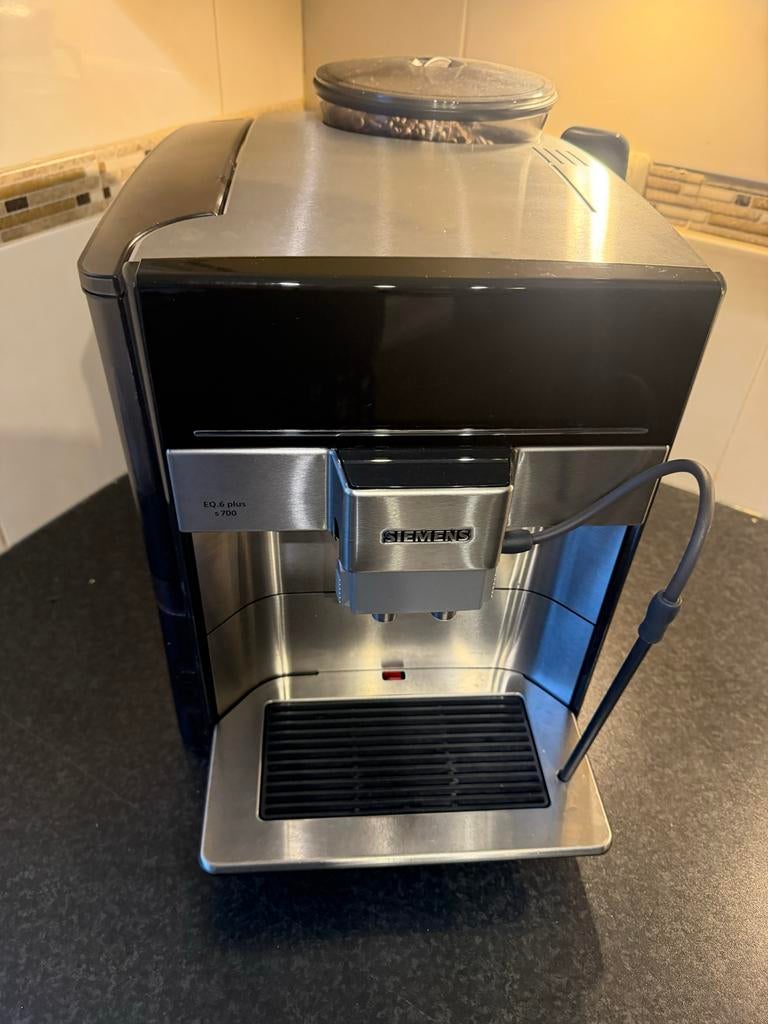 Siemens EQ.6 Plus s700 koffiemachine, Witgoed en Apparatuur, Koffiezetapparaten, Ophalen, Afneembaar waterreservoir, Gebruikt