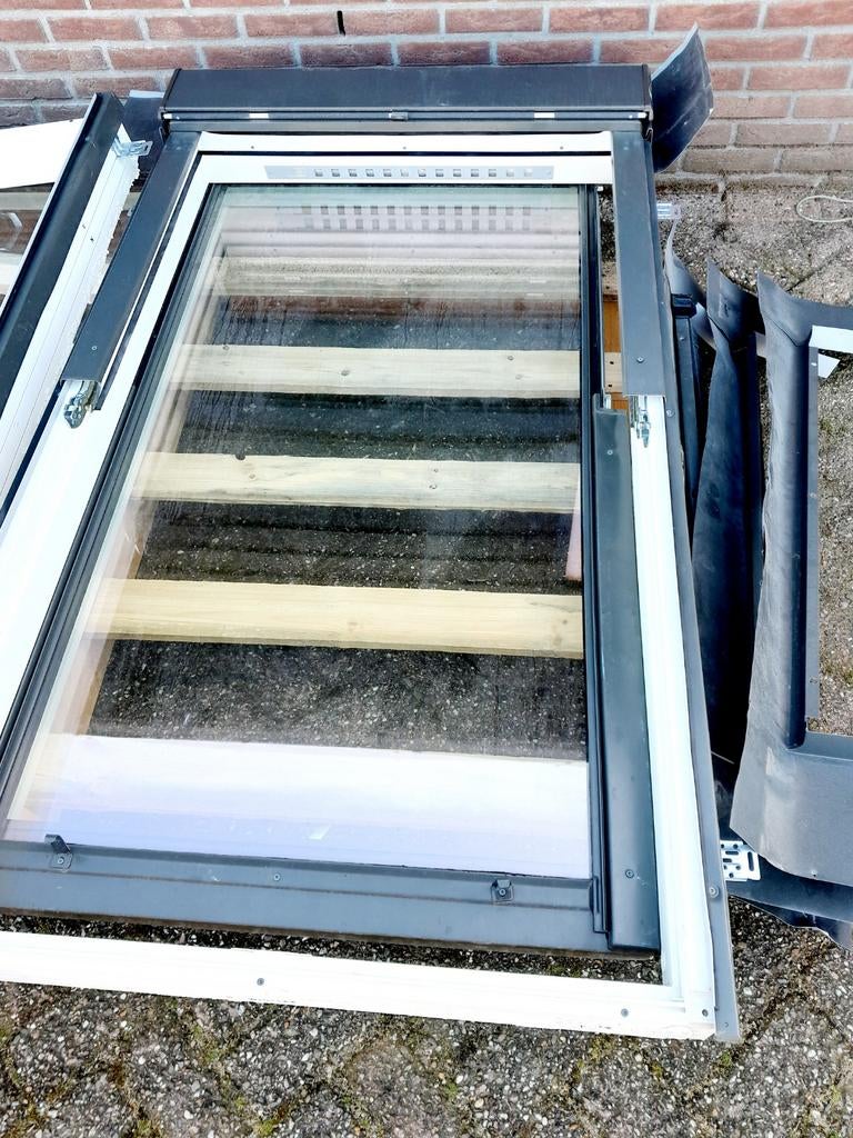 Dakraam Fakro met zonwering. Screen. Met nieuwe gootstukken, Raamkozijn, 75 tot 150 cm, Hout, Ophalen