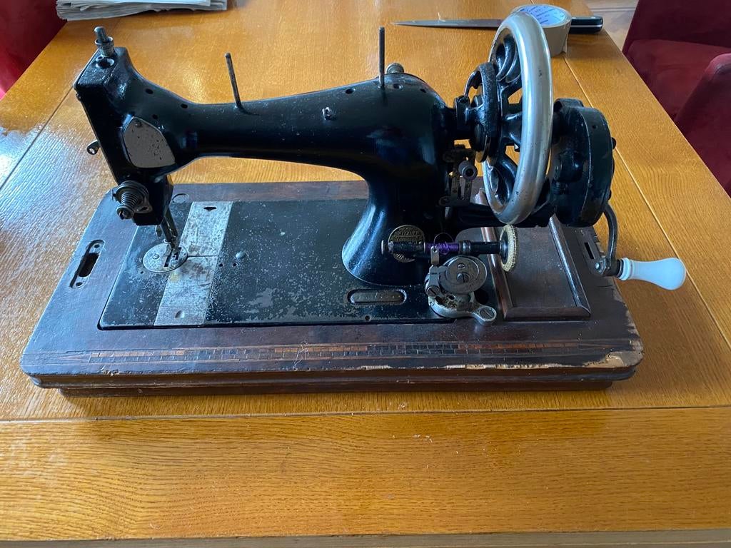 Antieke handnaaimachine, Antiek en Kunst, Antiek | Naaimachines, Ophalen of Verzenden