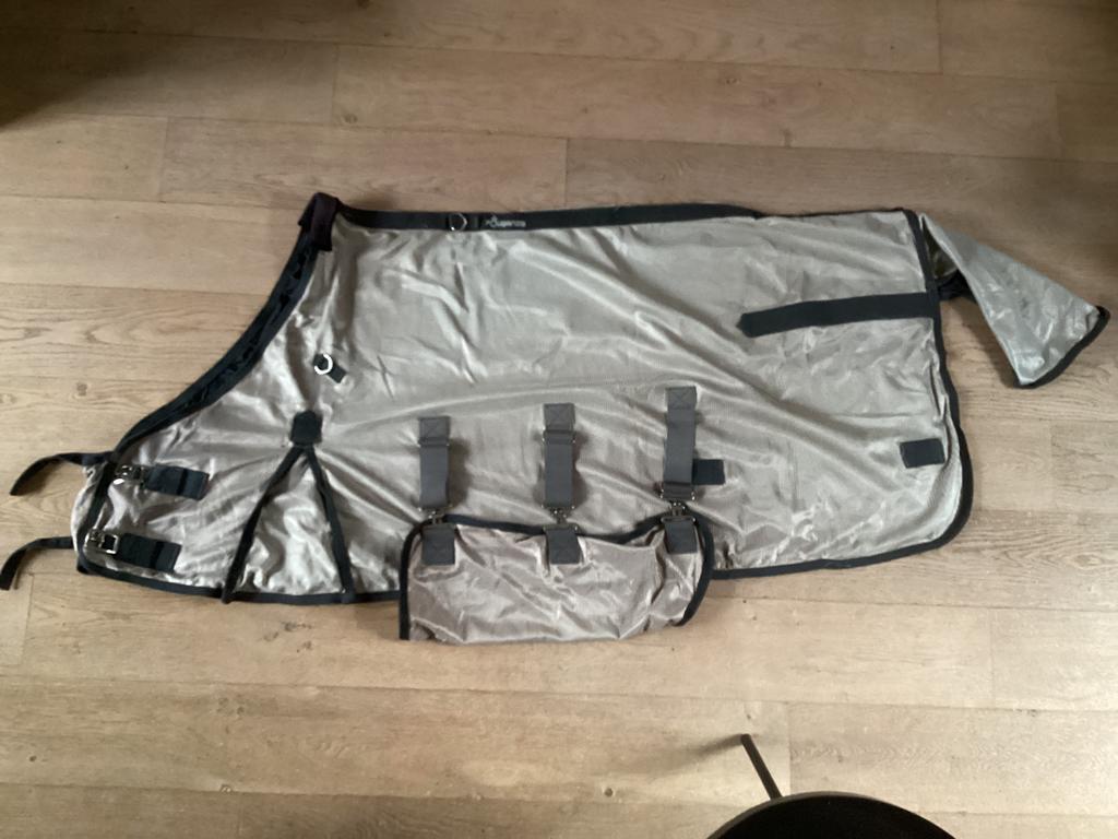 Fouganza vliegendeken vliegendeken 5,9 (ondermaat 145), Dieren en Toebehoren, Paarden en Pony's | Dekens en Dekjes, Zo goed als nieuw