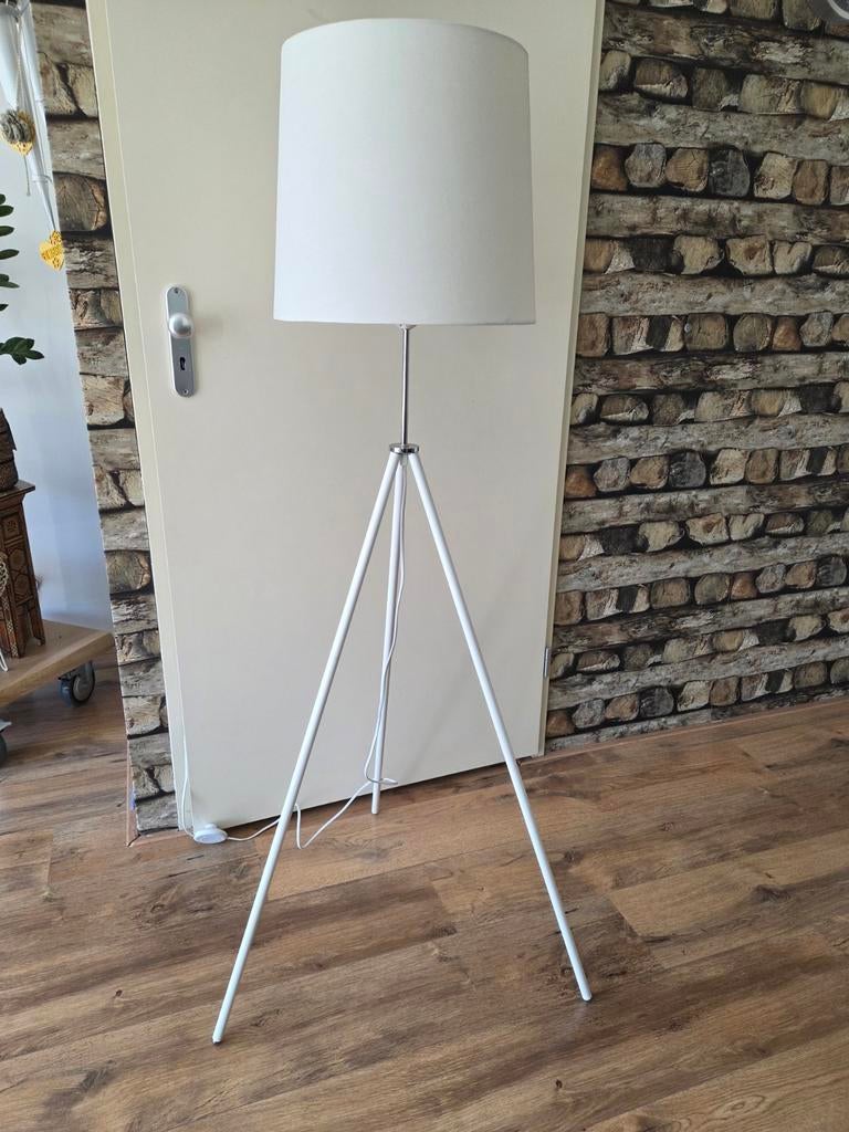 Moderne witte vloerlamp met driepoot onderstel, Ophalen, Modern, Scandinavisch, Zo goed als nieuw, Stof