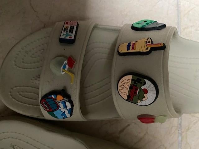 Heren slippers Crocs met Jibbitz maat 10 / 44, Slippers, Ophalen of Verzenden, Zo goed als nieuw, Overige kleuren