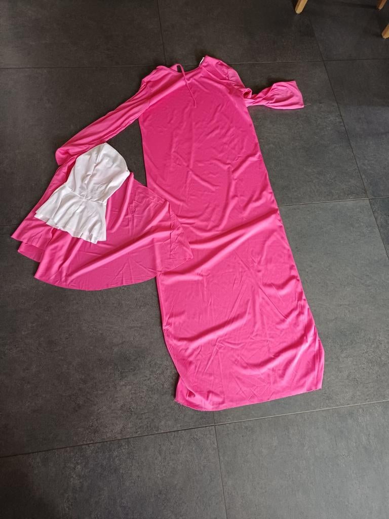 Roze jurk met lange mouwen en witte hoofddoek, Kleding | Dames, Maat 46/48 (XL) of groter, Ophalen of Verzenden, Roze, Onder de knie