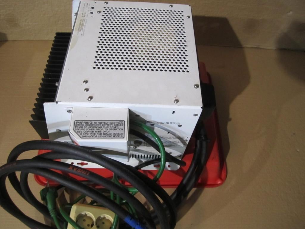 sterke omvormer/ lader 2500 watt Trace 12V met afstand bed., Ophalen, Kabel of Apparatuur