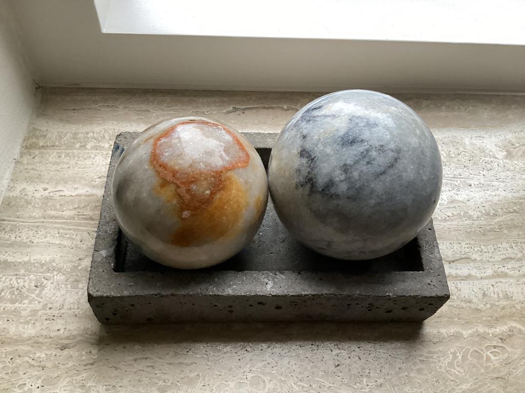 2 mameren bollen 7 cm en 9cm grijs met oranje ader, Ophalen, Zo goed als nieuw