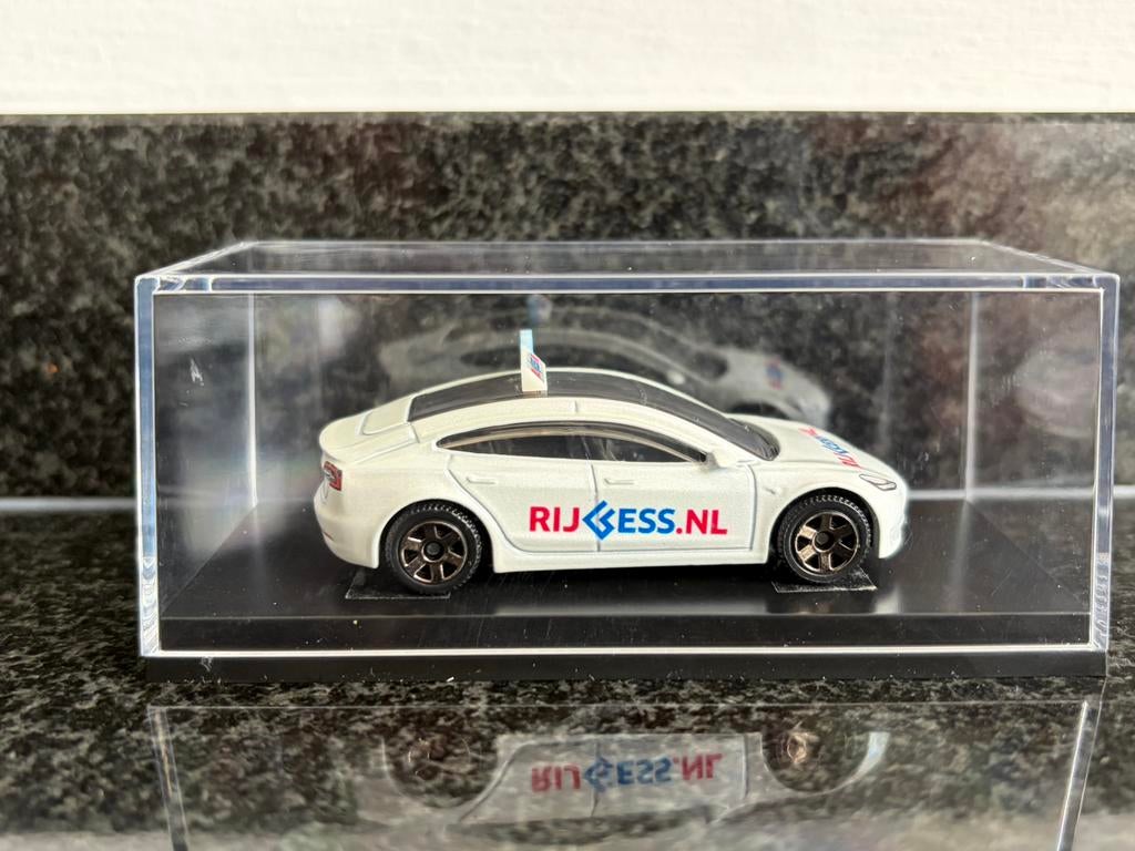 Matchbox Tesla rijless lesauto leswagen in vitrine, Verzenden, Nieuw, Auto