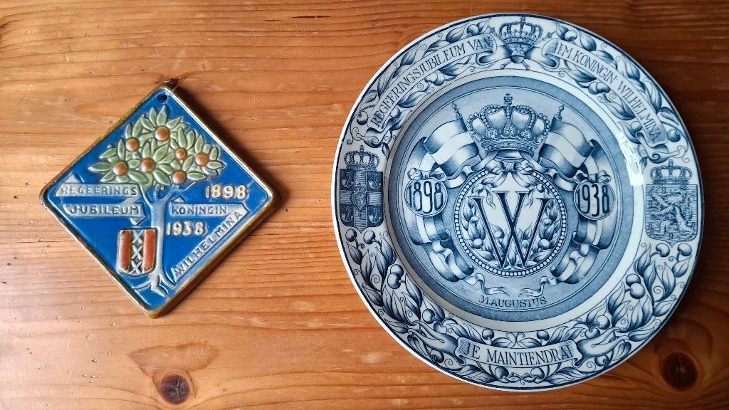 Regeringsjubileum koningin Wilhelmina, bord en tegel, Ophalen of Verzenden, Zo goed als nieuw, Nederland, Overige typen