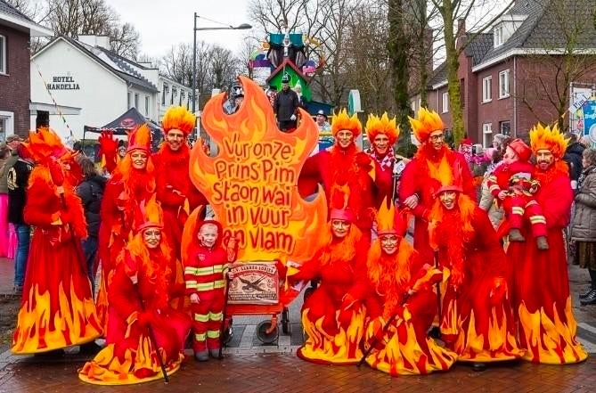 Loopgroep carnaval 12 personen Vuur en Vlam, Ophalen, Zo goed als nieuw, Carnaval