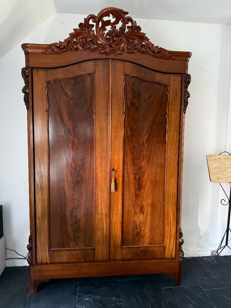 Antieke kast met kuif, Ophalen