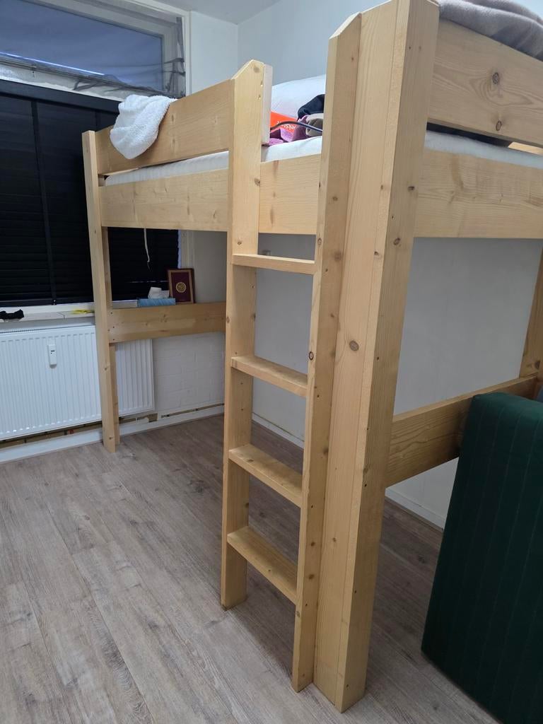 Houten Halfhoogslaper 200*100 cm., Kinderen en Baby's, Kinderkamer | Stapelbedden en Hoogslapers, Ophalen, Zo goed als nieuw, Halfhoogslaper
