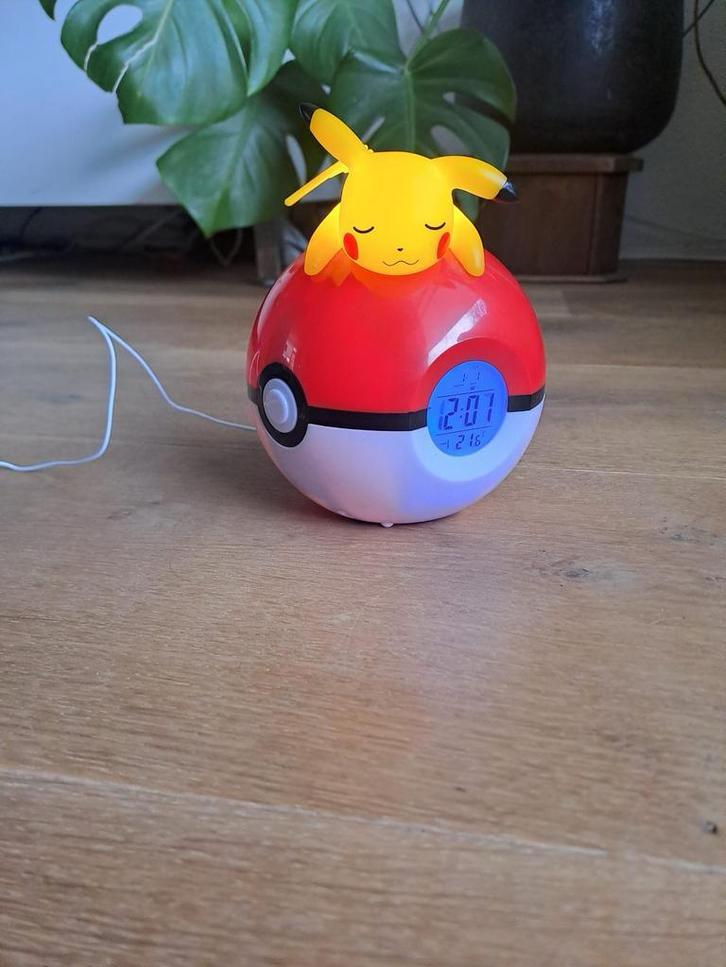 Wekker radio pokemon Pikachu - nieuw lichte schade doos, Witgoed en Apparatuur, Wekkers, Ophalen of Verzenden, Zo goed als nieuw