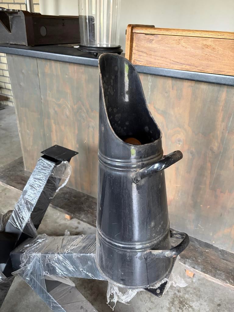 Antieke kolenkit / kolenemmer, Ophalen