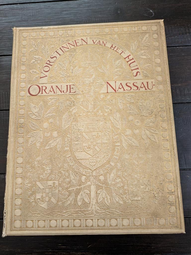 De vorstinnen van het Huis Oranje Nassau - Historisch boek, Gelezen, 19e eeuw, Johanna Naber en Louise de Neve, Ophalen of Verzenden